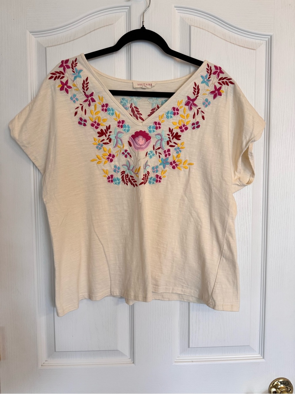 Solitaire Cream V-Neck Embroidered Floral Short-Sleeve Top Size Large
